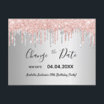 Silberne Rose Gold Glitzer ändern Datum Postkarte<br><div class="desc">Eine Freundin und trendy Ändern Sie die Date-Karte für eine 50. (oder jedes Alter) Geburtstagsparty. Ein Imitat silber metallisch aussehender Hintergrund mit Imitaten Rose Gold und silberne Glitzer Tropfen. Personalisieren und fügen Sie ein Datum und Name/Alter 50. Dunkle Rose goldfarbene Buchstaben. Der Text: Ändern Sie das Datum ist mit einem...</div>