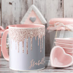 Silberne Rose Gold Tropfen mädchenhaft Namen Tasse<br><div class="desc">Eine elegante,  mädchenhafte und glänzende Tasse. Imitate Rose Gold Tropfen,  malen Tropfen. Chic Imitats silber aussehend Hintergrund. Template für Ihren Namen geschrieben mit einem handgeschriebenen Stil Skript. Rose goldfarbene Buchstaben.</div>