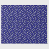 Silberne Schneeflocken auf einem blauen Geschenkpapier (Flach)
