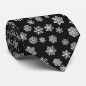 Silberne Schneeflocken auf einem schwarzen Krawatte (Gerollt)