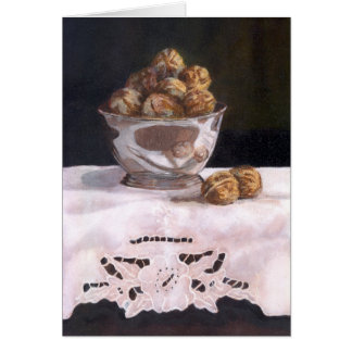 Silberne Schüssel mit Walnüssen