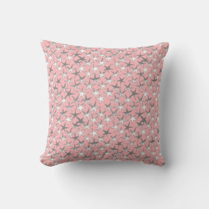 Silberne Sterne auf Muschelrosa Kissen