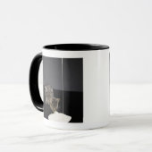 Silberne trinkende Creme der Tabbykatze vom Boden Tasse (Vorderseite Links)