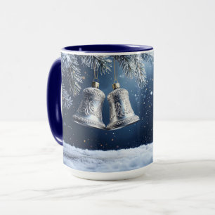 Silberne verzierte Glocken auf frostigen Kiefern F Tasse