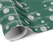 Silberne Weihnachtsbaumen beladen mit Ornamenten g Geschenkpapier (Rolleneckpunkt)