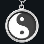 Silberne Yin Yang Symbol-Anhänger-Halskette Versilberte Kette<br><div class="desc">Balance,  Energie und guter Feng-shui sind mit Ihnen,  wohin Sie mit diesem Geschenk der silbernen yin Yang-Symbolanhängerhalskette gehen.</div>