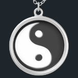 Silberne Yin Yang Symbol-Anhänger-Halskette Versilberte Kette<br><div class="desc">Balance,  Energie und guter Feng-shui sind mit Ihnen,  wohin Sie mit diesem Geschenk der silbernen yin Yang-Symbolanhängerhalskette gehen.</div>
