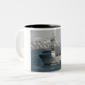 Silberner Delphin, Krabben-Boot im Zweifarbige Tasse (Vorderseite Links)