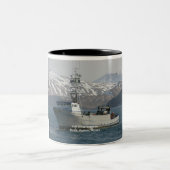 Silberner Delphin, Krabben-Boot im Zweifarbige Tasse (Mittel)