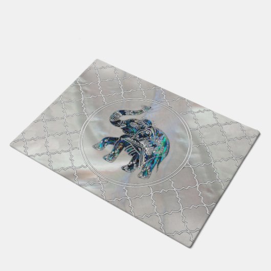 Silberner gerahmter Elefant auf Ohrschnecke und Fußmatte (Schrägansicht)