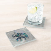 Silberner gerahmter Elefant auf Ohrschnecke und Glasuntersetzer (Schrägansicht)