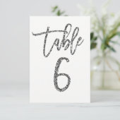 Silberner Glitter-Trendy-Modern-Script-Tisch Numme Einladung (Stehend Vorderseite)