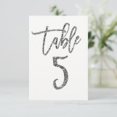 Silberner Glitter-Trendy-Modern-Script-Tisch Numme Einladung (Stehend Vorderseite)