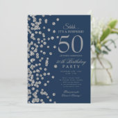 Silberner Glitter-Überraschung 50. Geburtstag Navy Einladung (Stehend Vorderseite)
