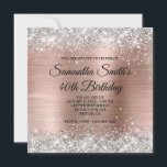 Silberner Glitzer und Rose Goldener Foil 40. Gebur Einladung<br><div class="desc">Eine glamouröse mit Monogramm 40. Geburtstagseinladung für sie. Imitate funkelnd silber Glitzer gegen ein Imitat glänzend rot Rosa und Rose Gold gebürstete Metall ombre Shimmer Folie Grafik Bild. Das extravagante Schwarz-Weiß-Kalligraphie-Monogramm und -Text kann angepasst werden. Das ganze Glanz und Glanz dieses modernen,  mädchenhaften Designs sind digitale Grafiken.</div>