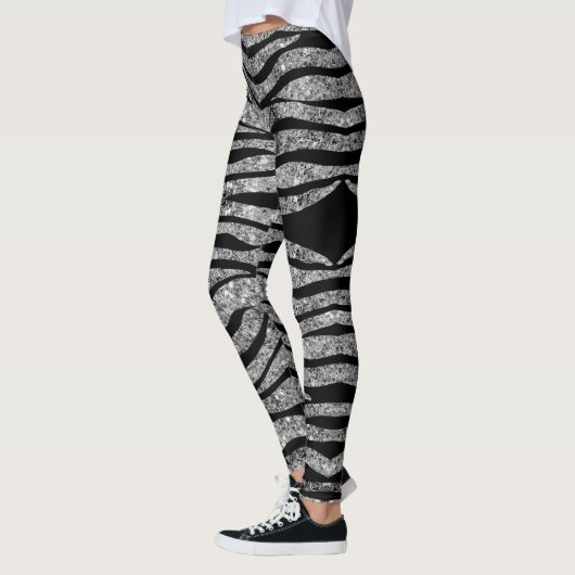 Silberner Glitzer und schwarze Leggings (Links)
