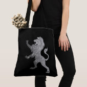Silberner Königslöwe auf Schwarz Tasche (Von Nahem)