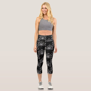 Silberner Lotus auf schwarzem Hintergrund verstreu Capri Leggings