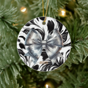 Silberner Metallbogen mit schwarzen und weißen Akz Keramik Ornament