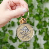 Silberner Piraten-Schädel auf dem Strand Schlüsselanhänger (Hand)