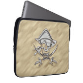 Silberner Piratenschädel am Strand Laptopschutzhülle (Vorne Rechts)
