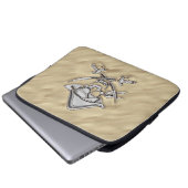 Silberner Piratenschädel am Strand Laptopschutzhülle (Vorne Knopf)