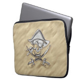 Silberner Piratenschädel am Strand Laptopschutzhülle (Vorderseite Links)