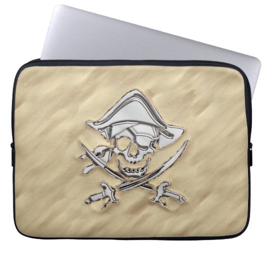 Silberner Piratenschädel am Strand Laptopschutzhülle (Vorderseite)