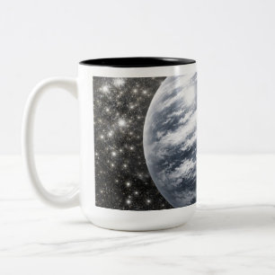 Silberner Planet im Weltraum Zweifarbige Tasse
