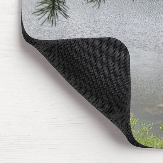 Silberner See gerahmt durch immergrüne Äste Mousepad (Ecke)