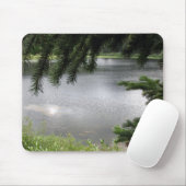 Silberner See gerahmt durch immergrüne Äste Mousepad (Mit Mouse)