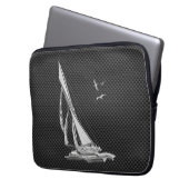 Silberner SegelbootRegatta auf Kohlenstoff-Faser Laptopschutzhülle (Vorderseite Links)