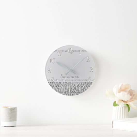 Silberner weißer Zebra-Druckbezaubernder Runde Wanduhr (Zuhause)