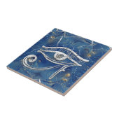 Silbernes ägyptisches Auge von Horus auf blauem Fliese (Seite)