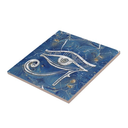 Silbernes ägyptisches Auge von Horus auf blauem Fliese (Seite)