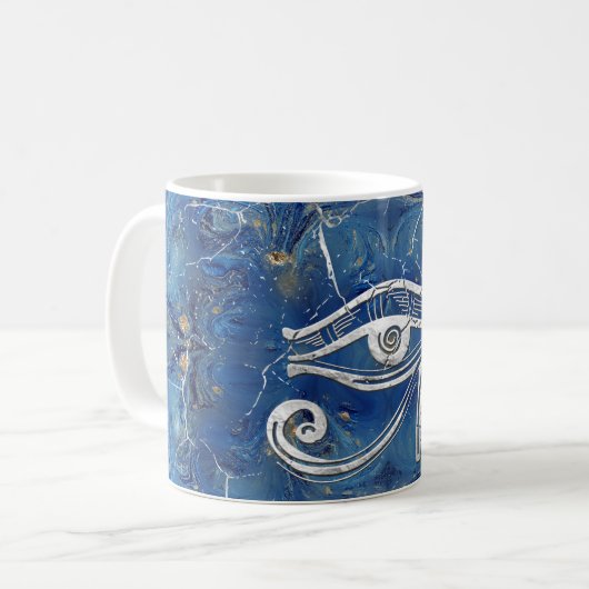 Silbernes ägyptisches Auge von Horus auf blauem Kaffeetasse (Vorderseite Links)