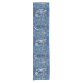 Silbernes ägyptisches Auge von Horus auf blauem Kurzer Tischläufer (Vorderseite)