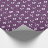 Silbernes Fleur de Lys Floral königliches lila Geschenkpapier (Ecke)