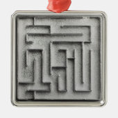 Silbernes Labyrinth Ornament Aus Metall (Vorne)