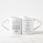 Silbernes Menorah unsere ersten Liebestassen<br><div class="desc">Personifizieren Sie das Tassen-Set dieses UNSERES ERSTEN CHANUKKA-Paares, das mit Imitat silbernes Menorahs und hebräischer Beschriftung für die eines netten Geschenks für die Jungvermählten verziert wird. ist der hebräische Text (unser erstes Chanukka) und die Mitteilung auf englisch einfach zu ändern, also kann dieses stilvolle weiße und silberne Feiertags-Tassen-Set für mehr...</div>