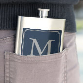 Silbernes und navyblaues Monogramm-Design Flachmann (Beispiel)
