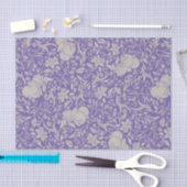 Silberpfirsiche auf dem Lila Boden von Violett Seidenpapier (Handwerk)