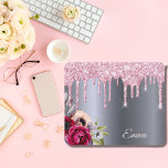 Silberrosa Glitzer Tropfen Metallfloralen Mousepad<br><div class="desc">Rosa Imitate Glitzer Tropfen,  Farbe Tropfen auf einem Imitat silber metallisch aussehen Hintergrund. Burgund und Rose goldfarbene Blume. Vorlage für Ihren Namen. Der Name in Rose gold wird mit einem modernen und trendigen Handschrift geschrieben.</div>