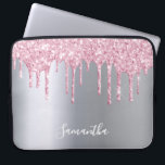 Silberrosa Glitzer Tropfen nennen mädchenhaft Laptopschutzhülle<br><div class="desc">Ein elegantes,  mädchenhaftes und glamouröses Pad-Gehäuse. Rosa Imitate Glitzer Tropfen,  malen Tropfen. Chic Imitate silber aussehend Hintergrund. Geben Sie Ihren Namen ein,  der mit einem modernen handgeschriebenen Stilskript geschrieben wurde. Weiße Buchstaben.</div>