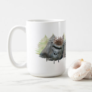 Silberrücken, der aus den Bäumen hervortritt Kaffeetasse