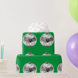 Silberschmuck auf grünem Umschlagpapier Geschenkpapier