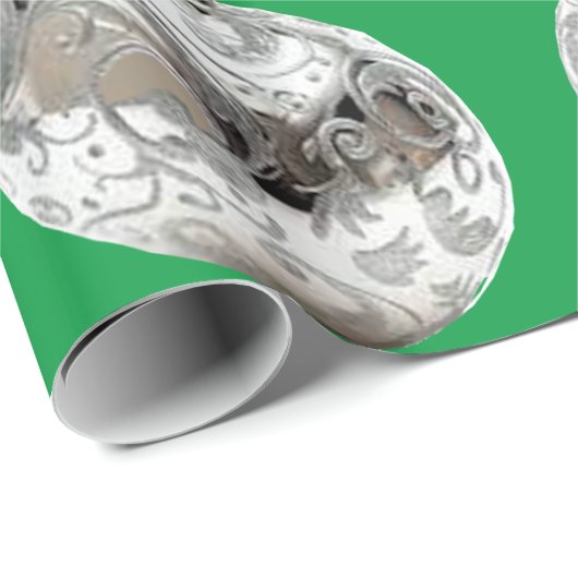 Silberschmuck auf grünem Umschlagpapier Geschenkpapier (Rolleneckpunkt)