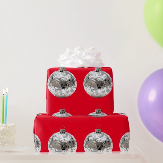 Silberschmuck auf rotem Umschlagpapier Geschenkpapier (Partygeschenke)