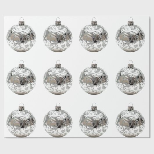 Silberschmuck auf weißem Umschlagpapier Geschenkpapier (Saum)