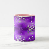 Silberschneeflocken an Lila Weihnachten Zweifarbige Tasse (Mittel)